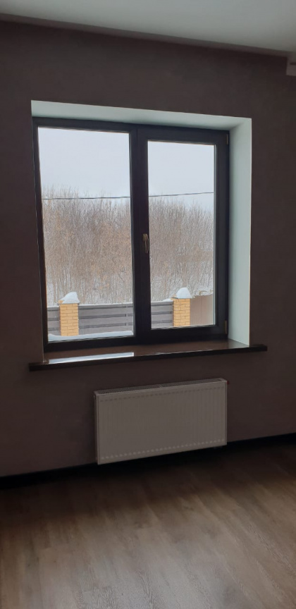 окно с глянцевым подоконником